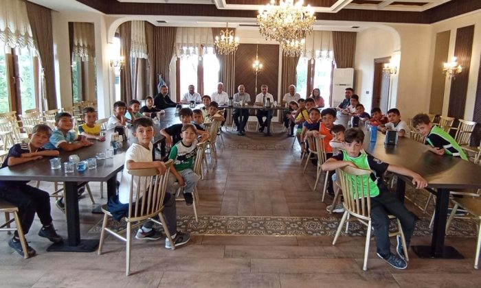 DUYARLI İŞ İNSANINDAN FİNALE KALAN TAKIMLARA MORAL YEMEĞİ