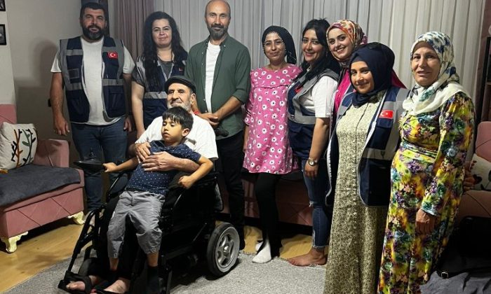 DOST ELİ DERNEĞİNDEN AKÜLÜ TEKERLEKLİ SANDALYE YARDIMI