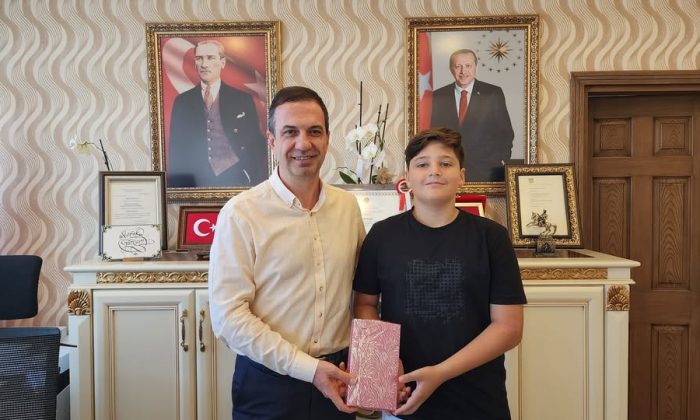 KAYMAKAM ŞAFAK GÜRÇAM, 2025 LGS BİRİNCİSİ ÖĞRENCİYİ ÖDÜLLENDİRDİ