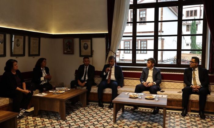 VALİ BAKAN, AMASYA’NIN KADIN KOOPERATİFLERİ İLE BİR ARAYA GELDİ