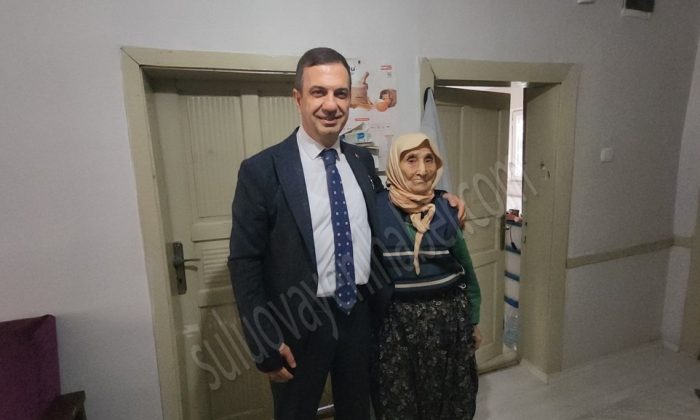 TEK BAŞINA YAŞAYAN NİNEYİ ZİYARET EDEN KAYMAKAM GÜRÇAM; “YALNIZ DEĞİLSİNİZ”