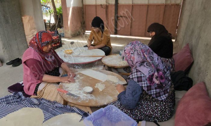 SULUOVA’DA KADINLAR KIŞLIK ERİŞTELERİNİ İMECE USULÜYLE HAZIRLIYOR