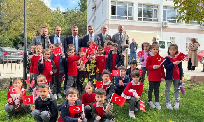 KAYMAKAM GÜRÇAM, CUMHURİYETİN 102. YILI ANISINA ÖĞRENCİLERLE FİDAN DİKTİ