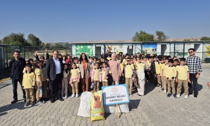 MİNİK ÖĞRENCİLERDEN SOSKAK HAYVANLARINA YEM DESTEĞİ