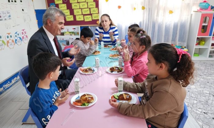 MİNİK ÖĞRENCİLERİN KAHVALTISI MÜDÜR DAVU AMCALARINDAN