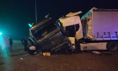 SULUOVA’DA 2 TIR KAFA KAFAYA ÇARPIŞTI; 3 YARALI