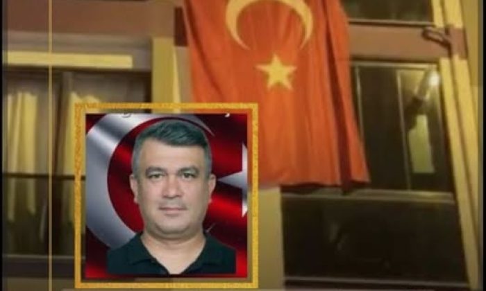 DÜŞEN KARGO UÇAĞINDA ŞEHİT OLAN HAMDİ ARMAĞAN KAPLAN’IN GÜMÜŞHACIKÖY’DEKİ EVİNE TÜRK BAYRAĞI ASILDI.