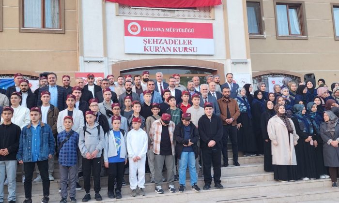 UMRECİ HAFIZLAR DUALARLA KUTSAL TOPRAKLARA YOLCU EDİLDİ