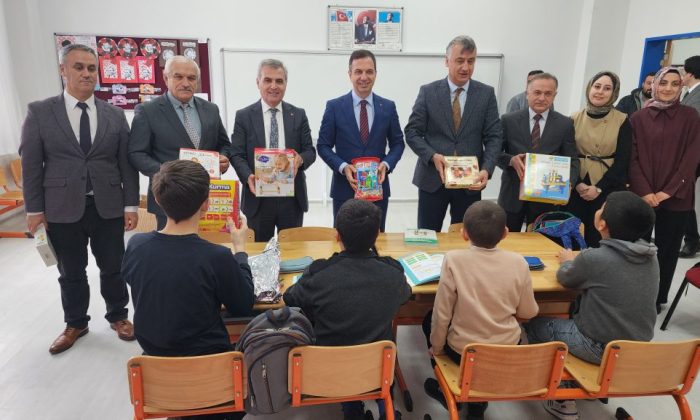 KAYMAKAM ŞAFAK GÜRÇAM ÖZEL ÖĞRENCİLERE EĞİTİM METARYELELRİ HEDİYE ETTİ