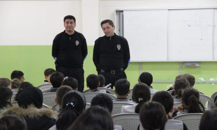 SULUOVA POLİSİ OKULLARDA AKRAN ZORBALIĞIYLA MÜCADELE EĞİTİMİ VERDİ