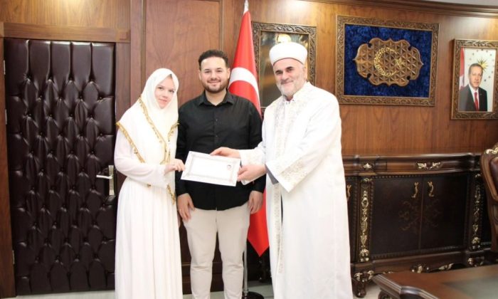 24 YAŞINDAKİ ALMAN ANNA, AMASYA’DA MÜSLÜMAN OLDU