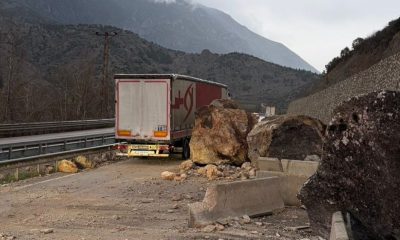 AMASYA’DA KARAYOLUNA BÜYÜK KAYA PARÇALARI DÜŞTÜ.