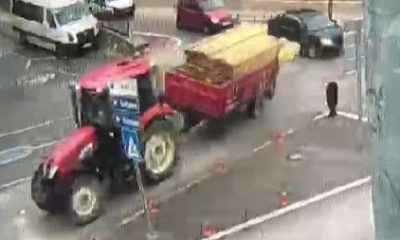 KAVŞAĞA HIZLI GİREN TRAKTÖR DEVRİLDİ, KALASLAR YOLA SAVRULDU