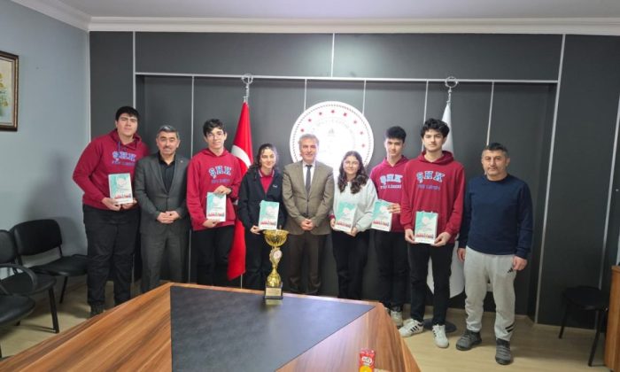 MÜDÜR DAVU, BAŞARILI SPORCU ÖĞRENCİLERİ ÖDÜLLENDİRDİ