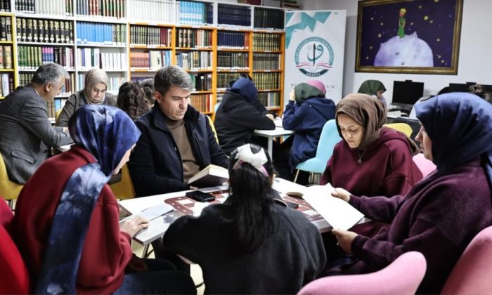 VALİ BAKAN VE EŞİ ÖĞRENCİLERLE BİRLİKTE KİTAP OKUDU