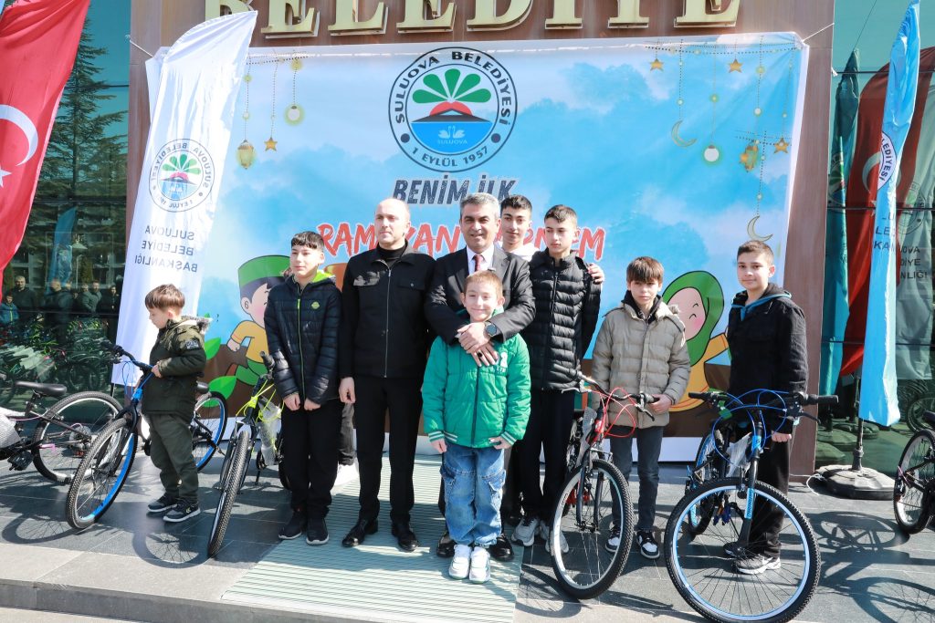 BAŞKAN RİFAT UZUN, “RAMAZAN KARNESİ” PROJESİ KAPSAMINDA BAYRAM HEDİYESİ OLARAK ÇOCUKLARA BİSİKLET VERDİ