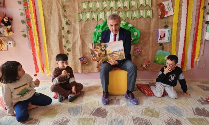 MÜDÜR AHMET DAVU, MİNİK ÖĞRENCİLERİN ‘MASAL KÜRSÜSÜ’NE KONUK OLDU