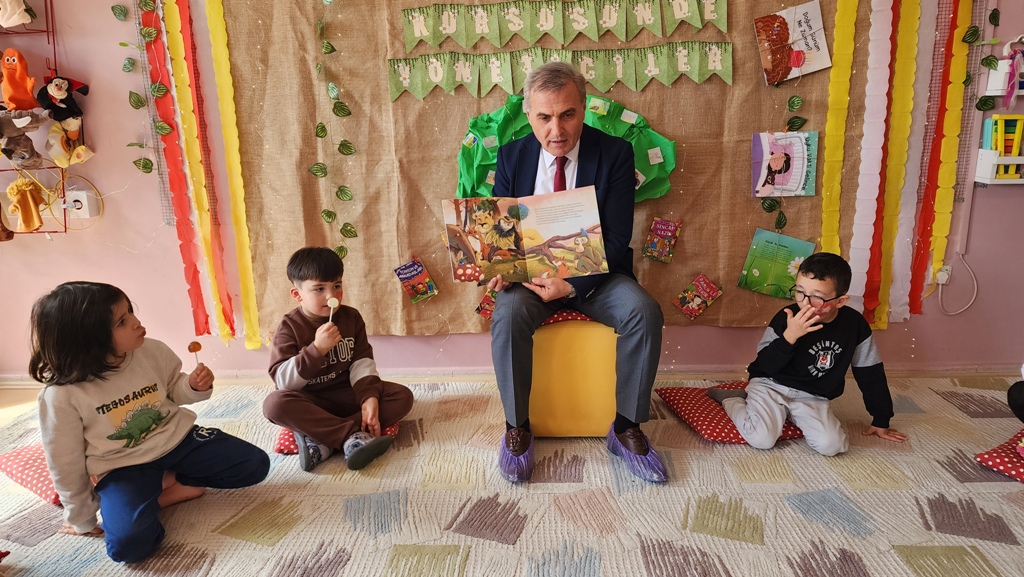 MÜDÜR AHMET DAVU, MİNİK ÖĞRENCİLERİN ‘MASAL KÜRSÜSÜ’NE KONUK OLDU