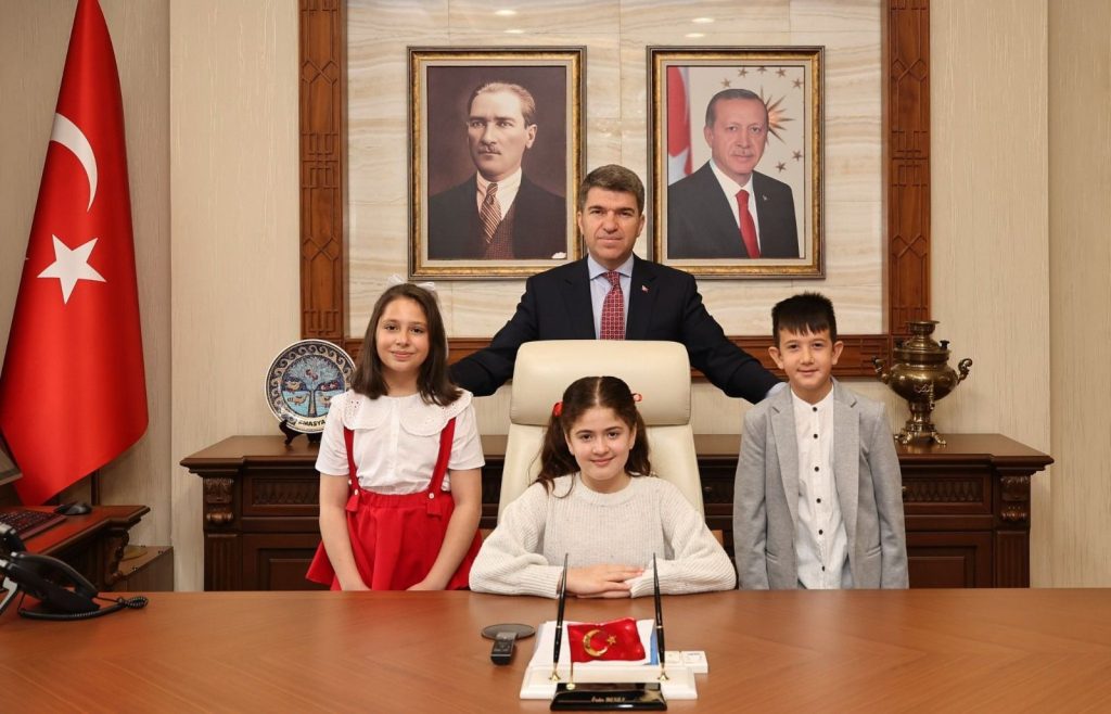 AMASYA VALİLİĞİ MİNİKLERE EMANET!