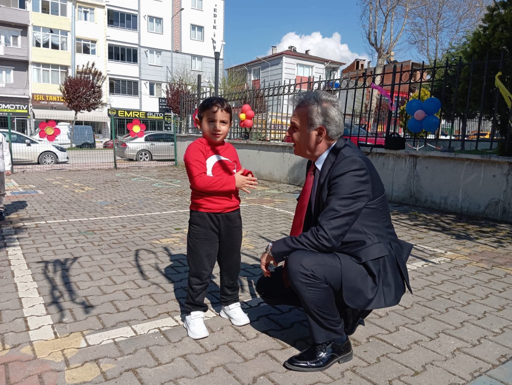 MİNİK ALPEREN’DEN MÜDÜR AHMET DAVU’YA ÇAY DAVETİ !