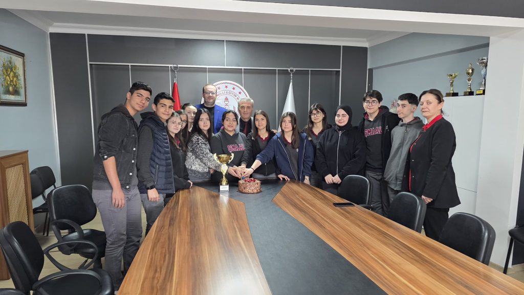 TİYATRO İL BİRİNCİSİ ŞEHİT METEHAN ATMACA LİSESİNİN BAŞARISI PASTA KESEREK KUTLANDI