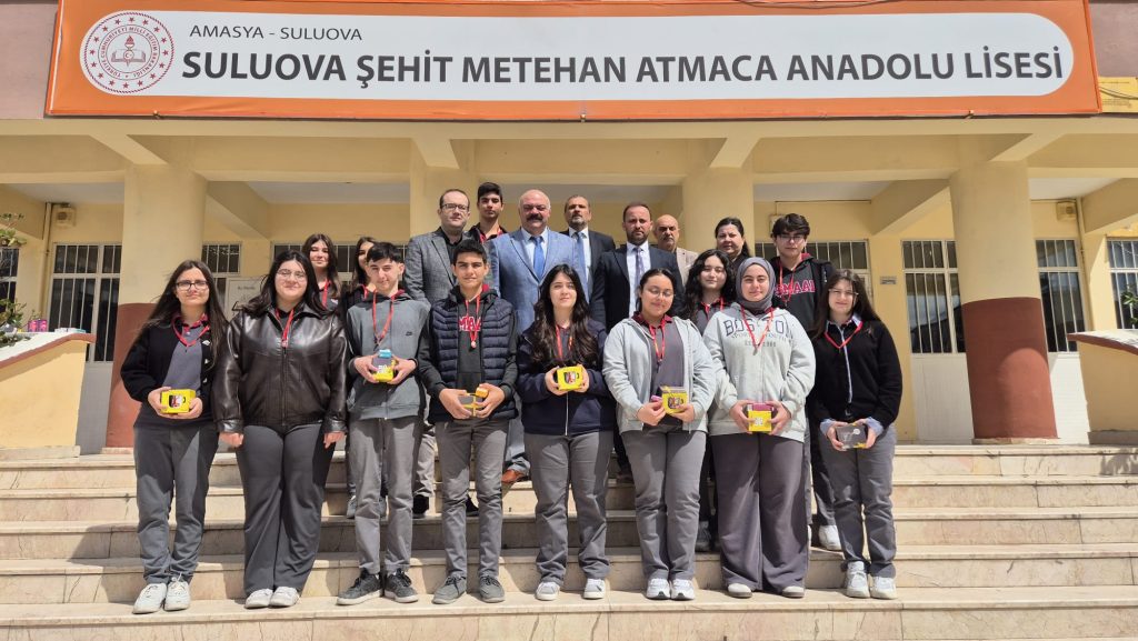 YAŞAYAN EFSANEMİZ MAHMUT DEMİR’DEN, İL BİRİNCİSİ TİYATRO EKİBİNE ÖDÜL !