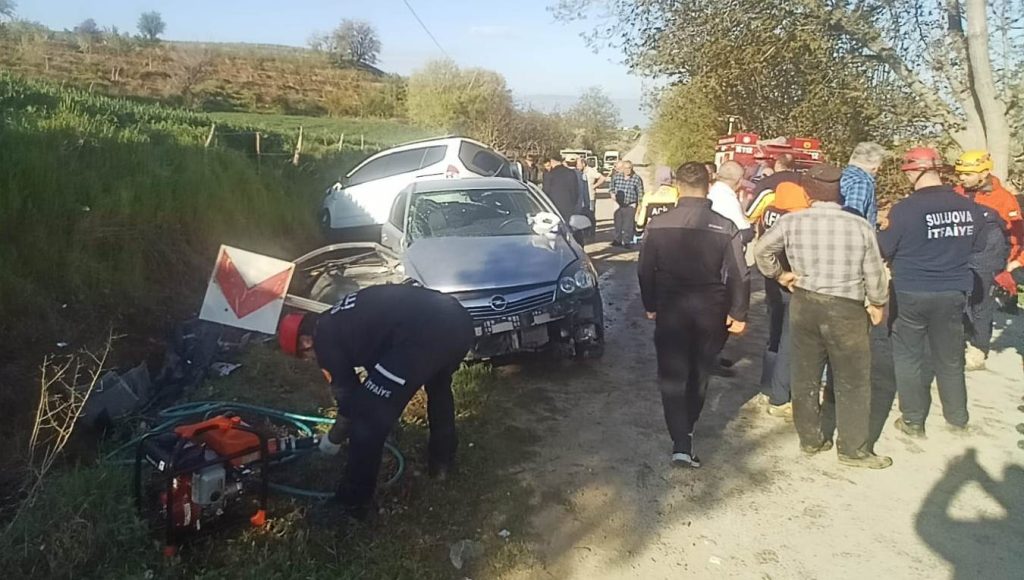 SULUOVA AKÖREN KÖY YOLUNDA TRAFİK KAZASI; 4 YARALI