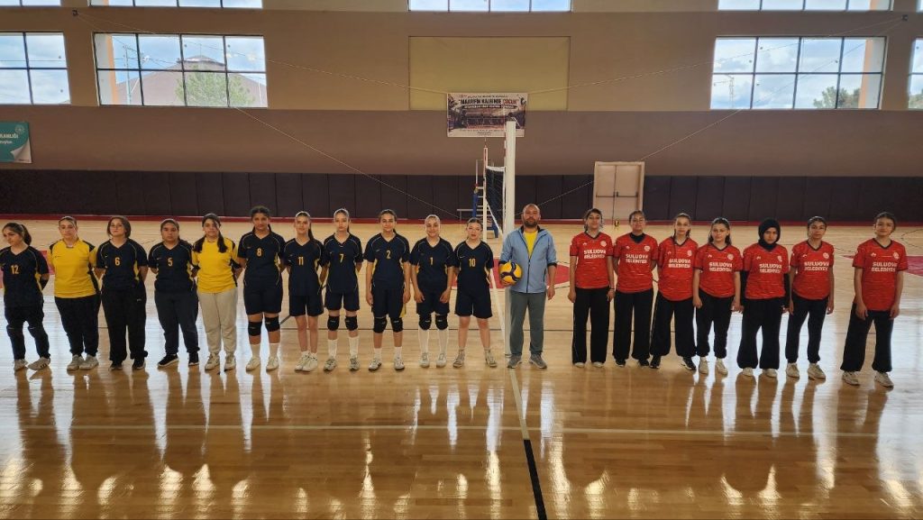 SULUOVA’DA ORTAOKULLAR ARASI VOLEYBOL TURNUVASI DÜZENLENDİ