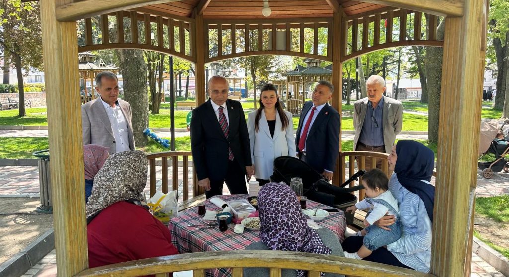 CHP VEKİLİ AŞKIN GENÇ, SULUOVA’DA SAHA ÇALIŞMASI YAPTI