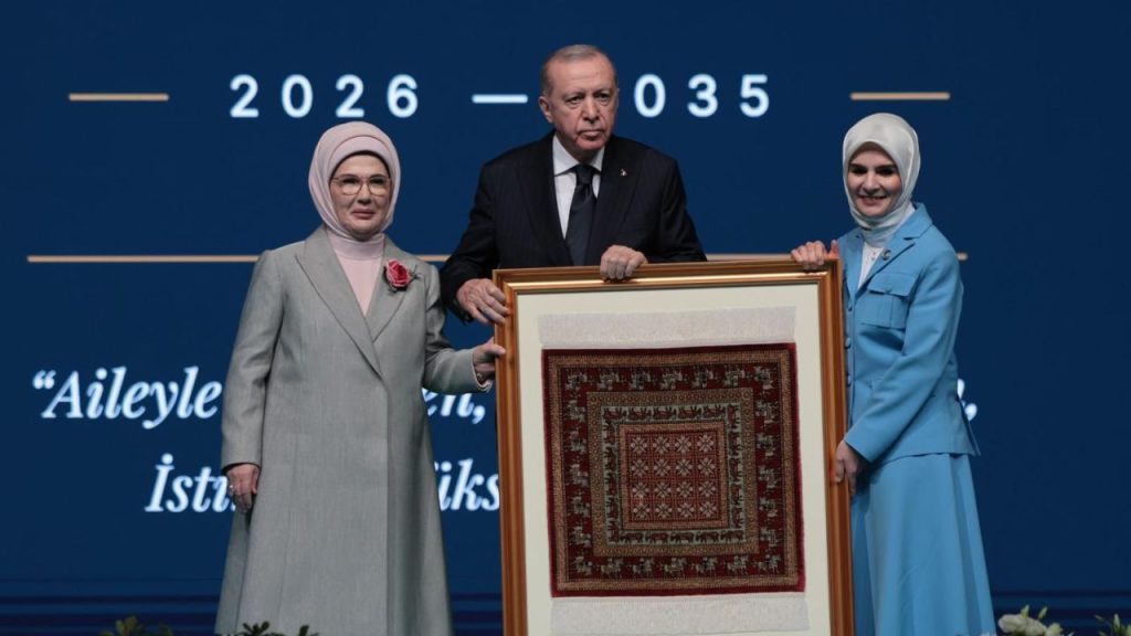 DÜNYANIN İLK HALISI AMASYA’DA ÜRETİLDİ, CUMHURBAŞKANI’NA HEDİYE EDİLDİ