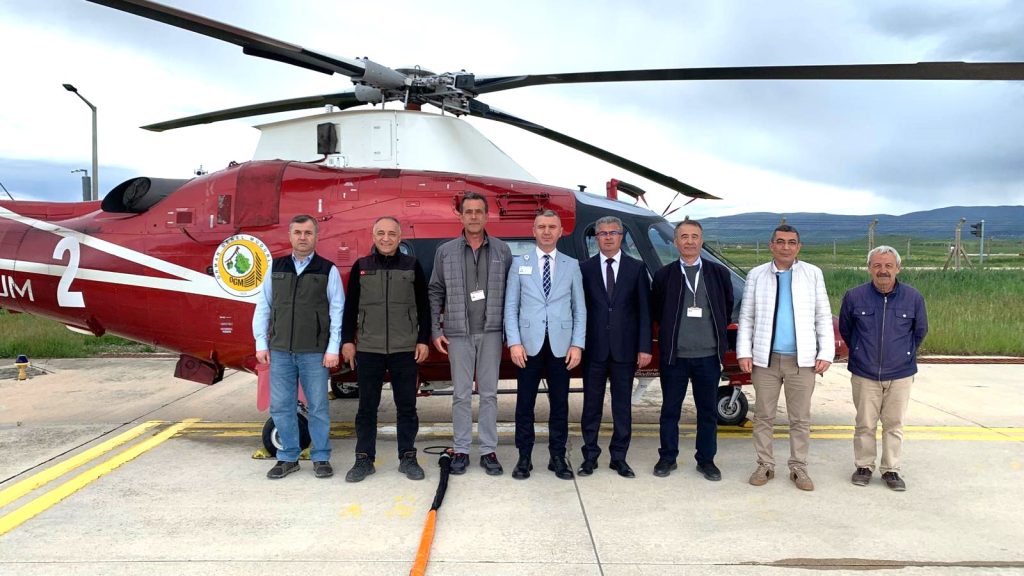 MERZİFON’A YANGIN SÖNDÜRME HELİKOPTERİ KONUŞLANDI
