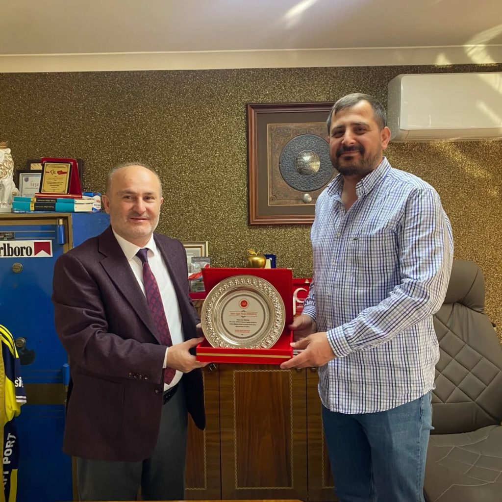 MÜFTÜ DR. SITKI KAYA’DAN ZENNUN AİLESİNE TEŞEKKÜR PLAKETİ