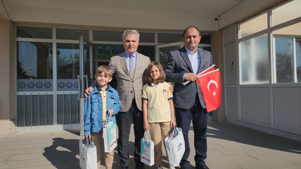 ÖĞRENCİLERİN BAYRAK HASSASİYETİ; SULUOVA’DA DUYGULANDIRAN SOSYAL DENEY !