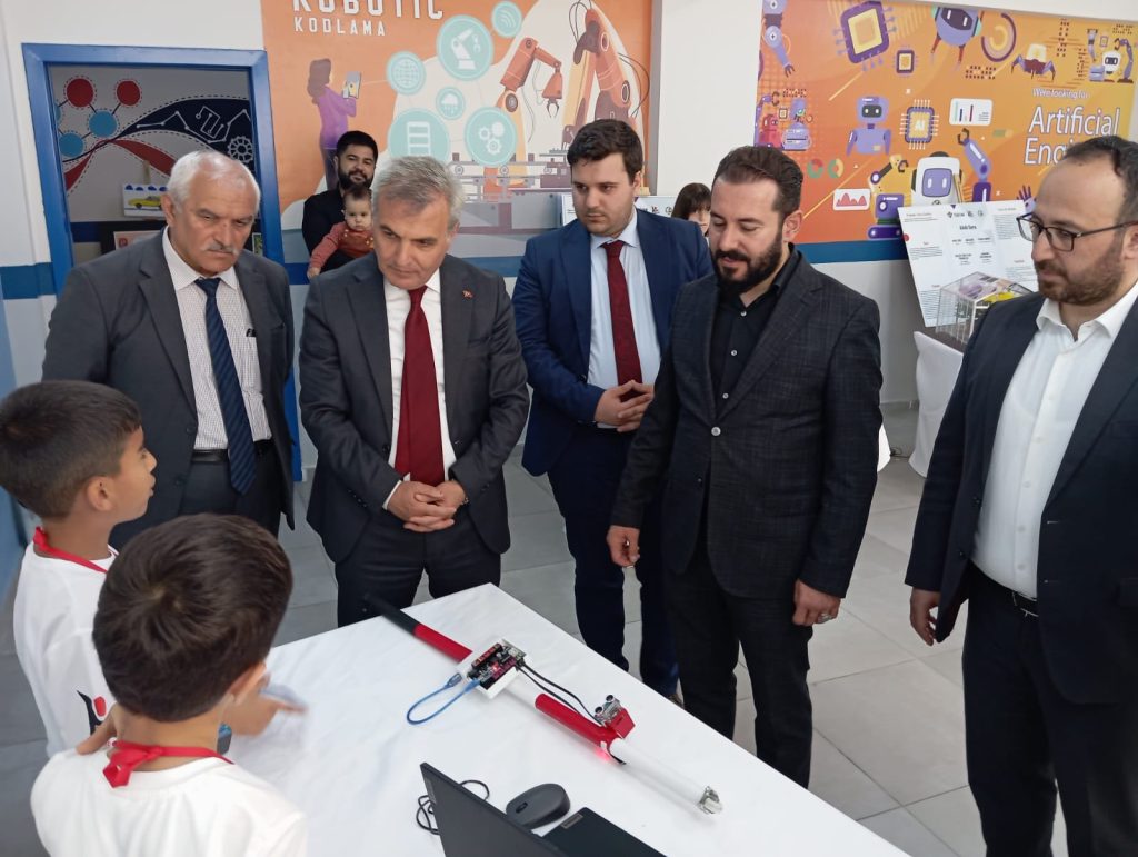 SULUOVA BİLSEM’DE 4006 TÜBİTAK BİLİM FUARI AÇILDI