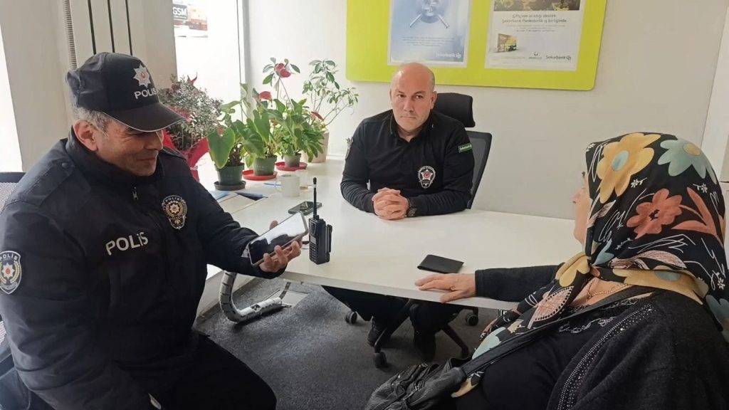 YAŞLI KADINI DOLANDIRILMAKTAN GÜVENLİK GÖREVLİLERİ VE POLİSLER KURTARDI